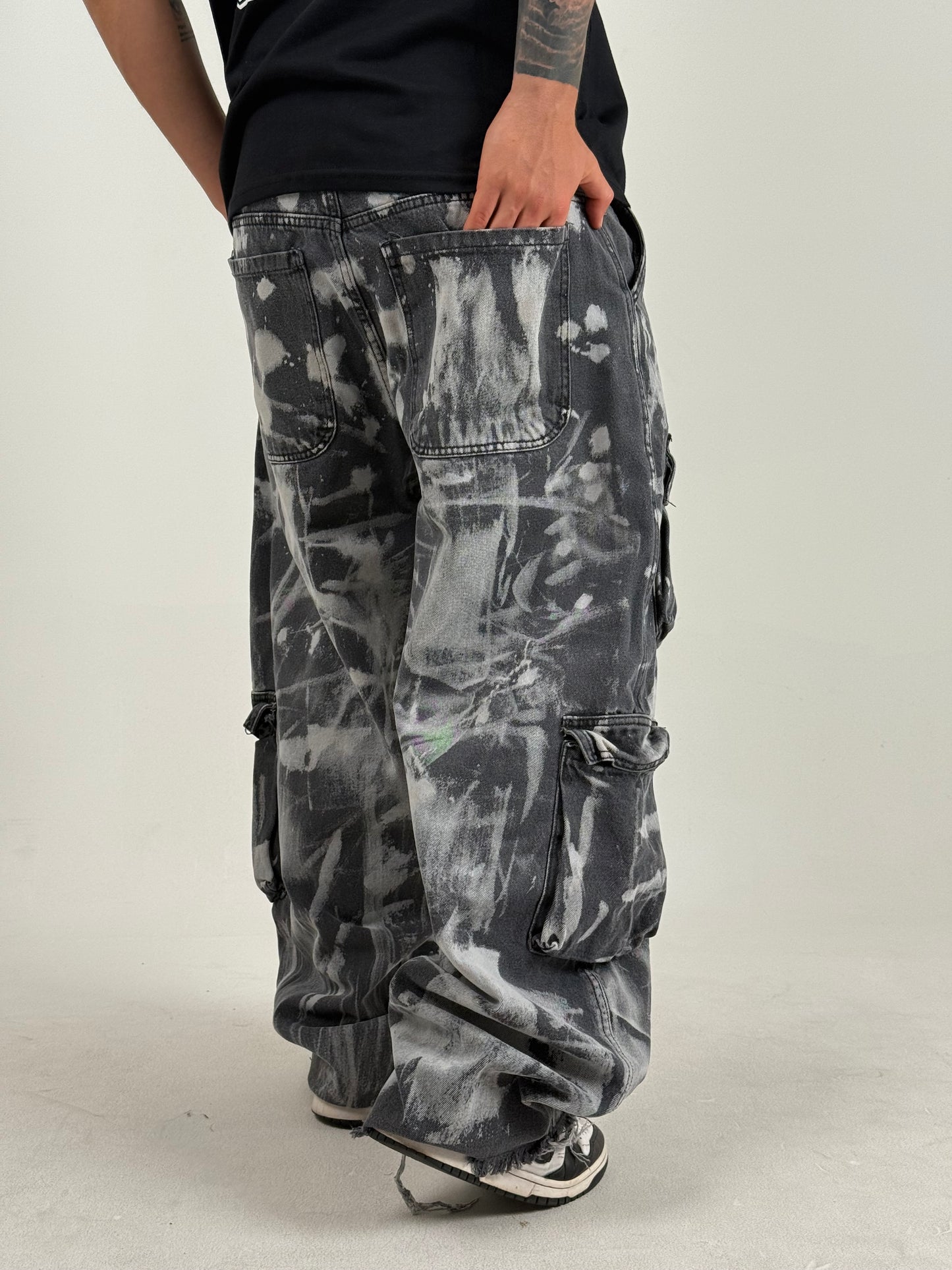 Baggy Urbano Efecto Manchado – Blanco/Negro