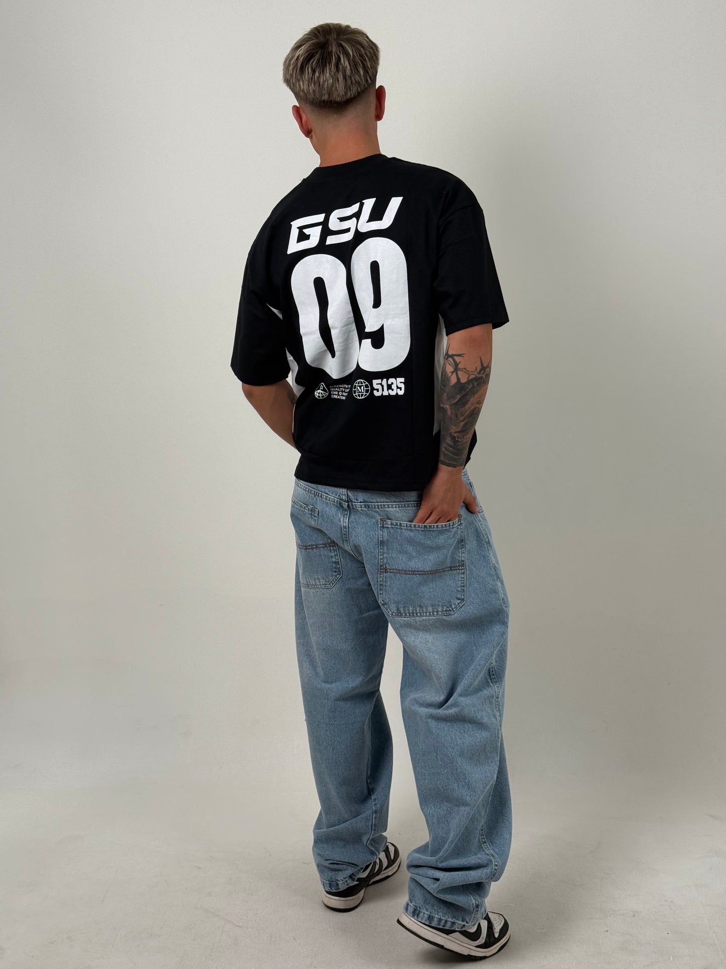 Remera Boxy Fit GSU – Negra