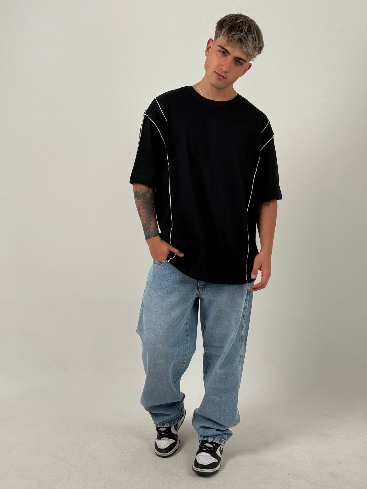 Remera Oversize Líneas Laterales – Negra