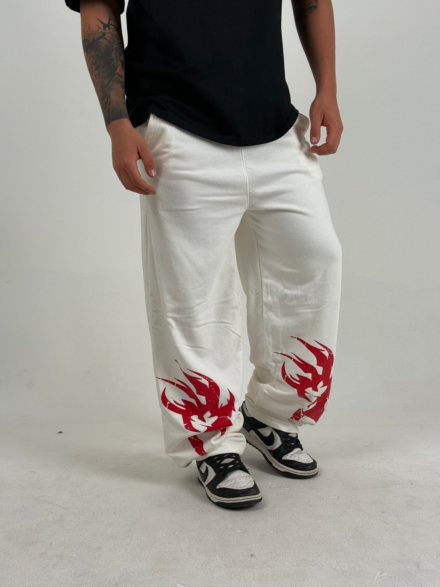 Pantalón Deportivo Urbano Gótico – Blanco/Rojo