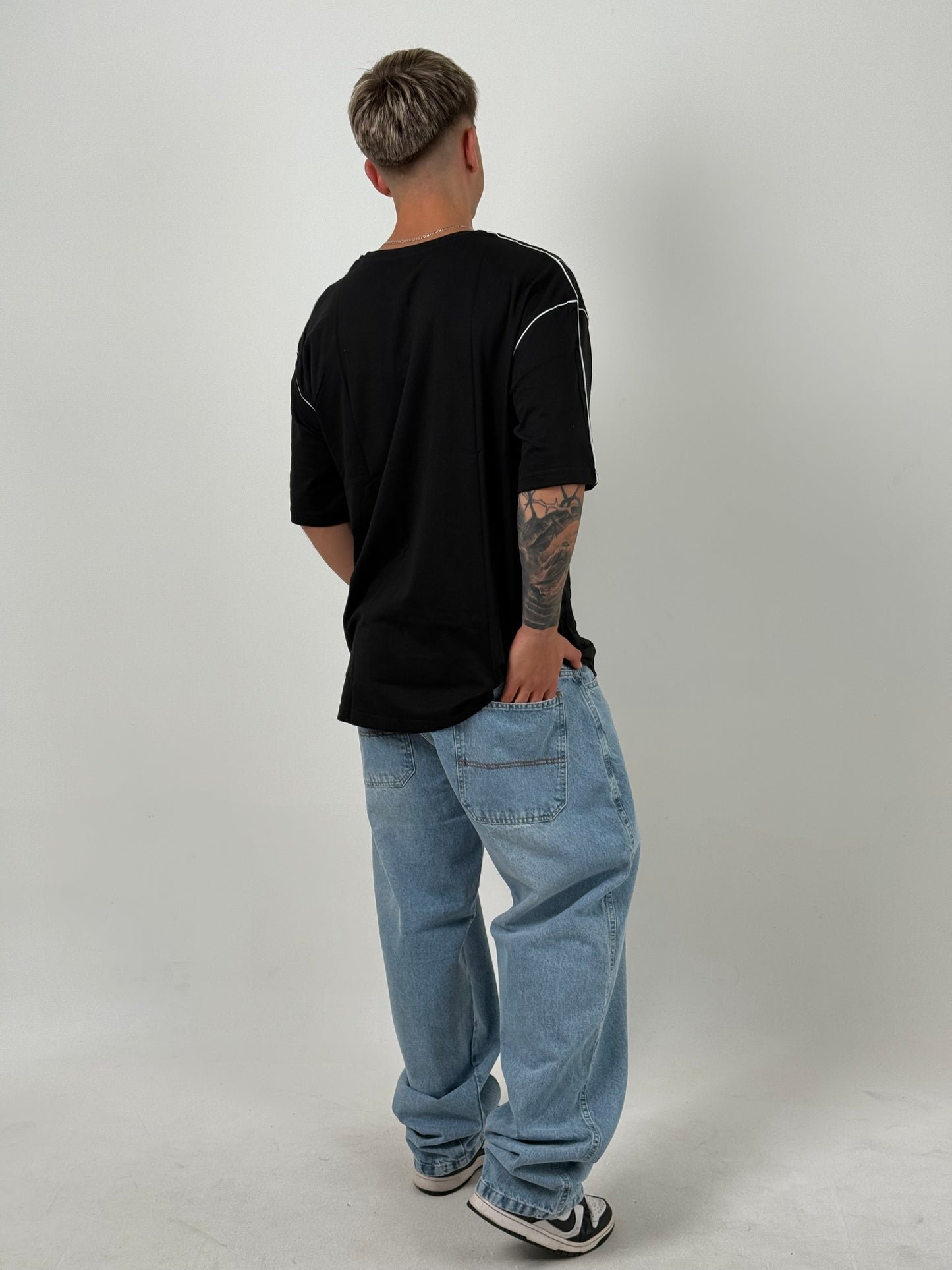Remera Oversize Líneas Laterales – Negra