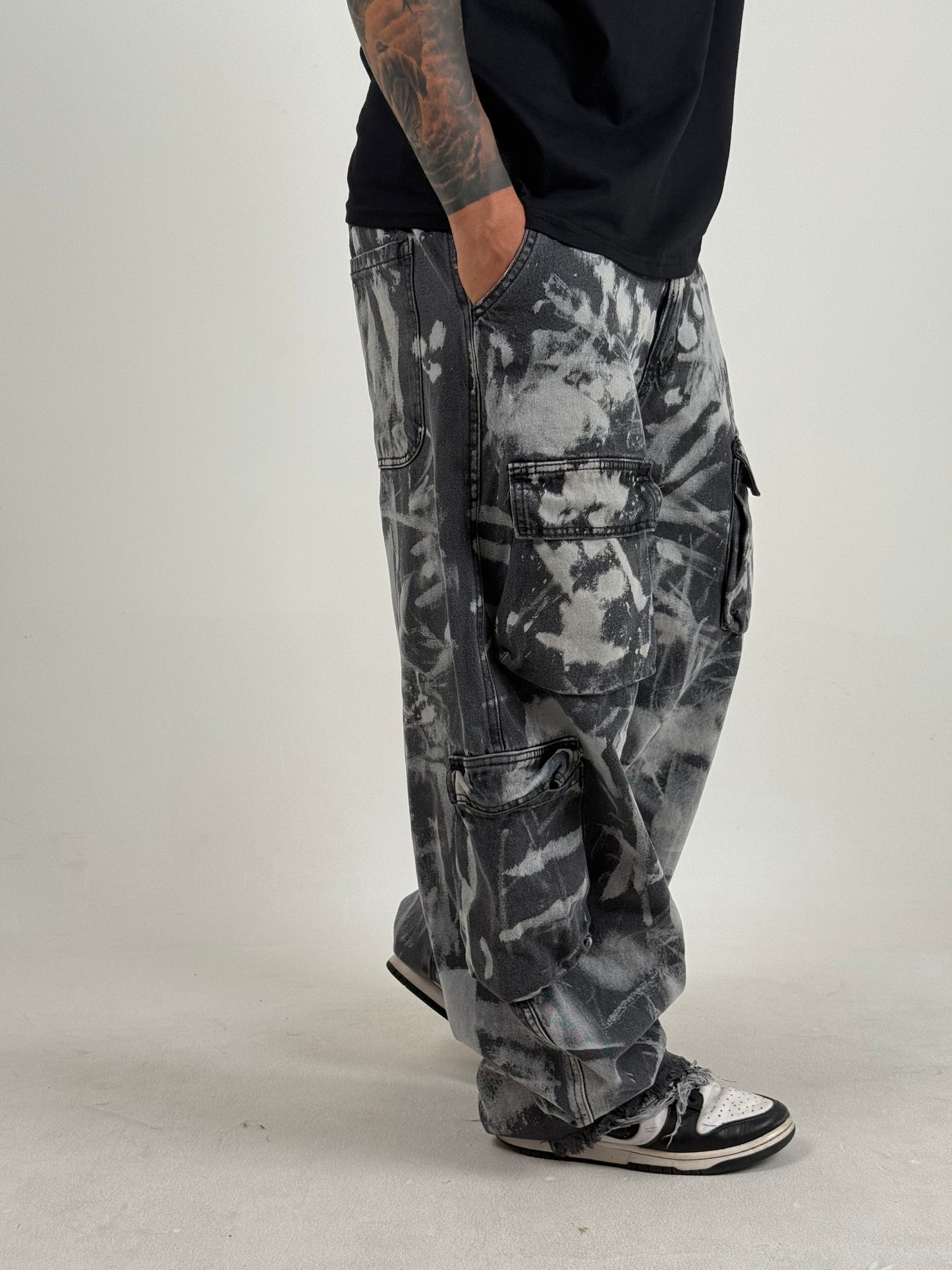 Baggy Urbano Efecto Manchado – Blanco/Negro
