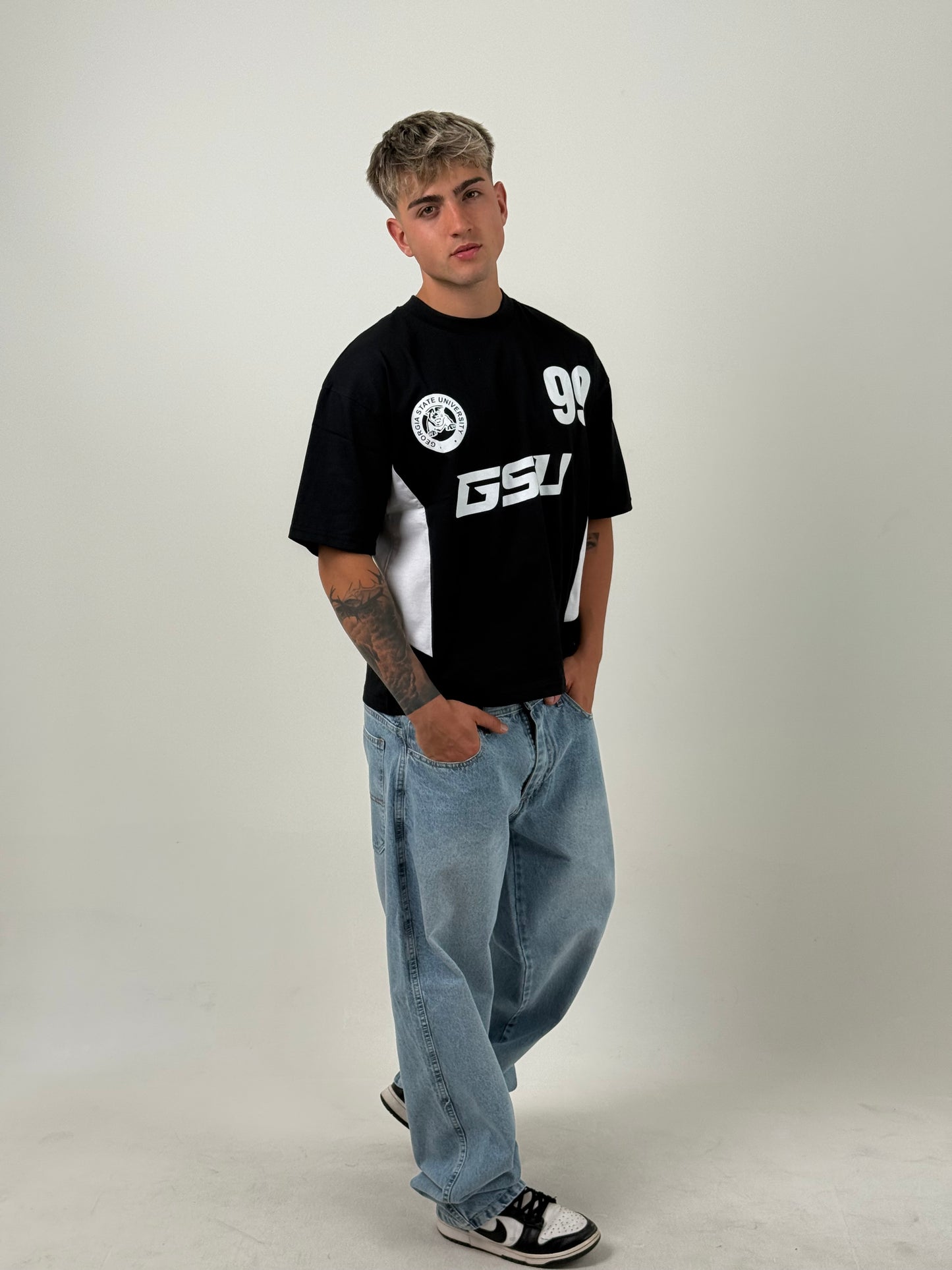 Remera Boxy Fit GSU – Negra