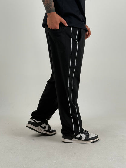Pantalón Deportivo Urbano – Negro Línea Blanca
