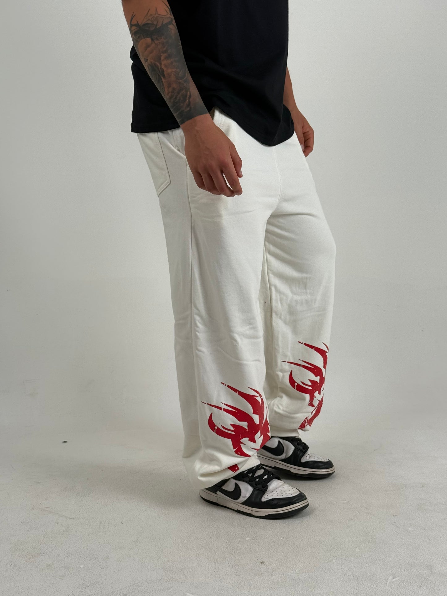 Pantalón Deportivo Urbano Gótico – Blanco/Rojo
