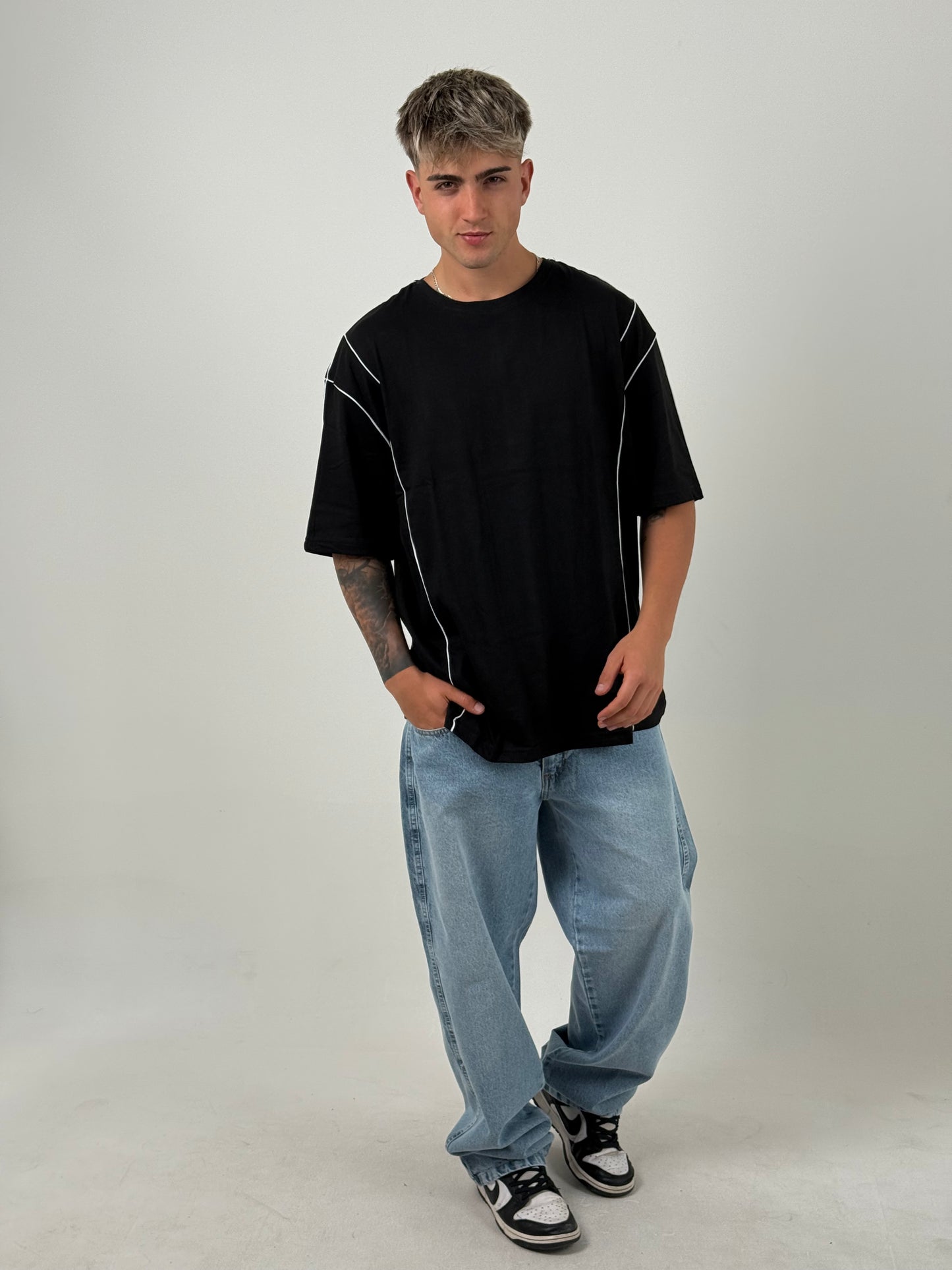 Remera Oversize Líneas Laterales – Negra