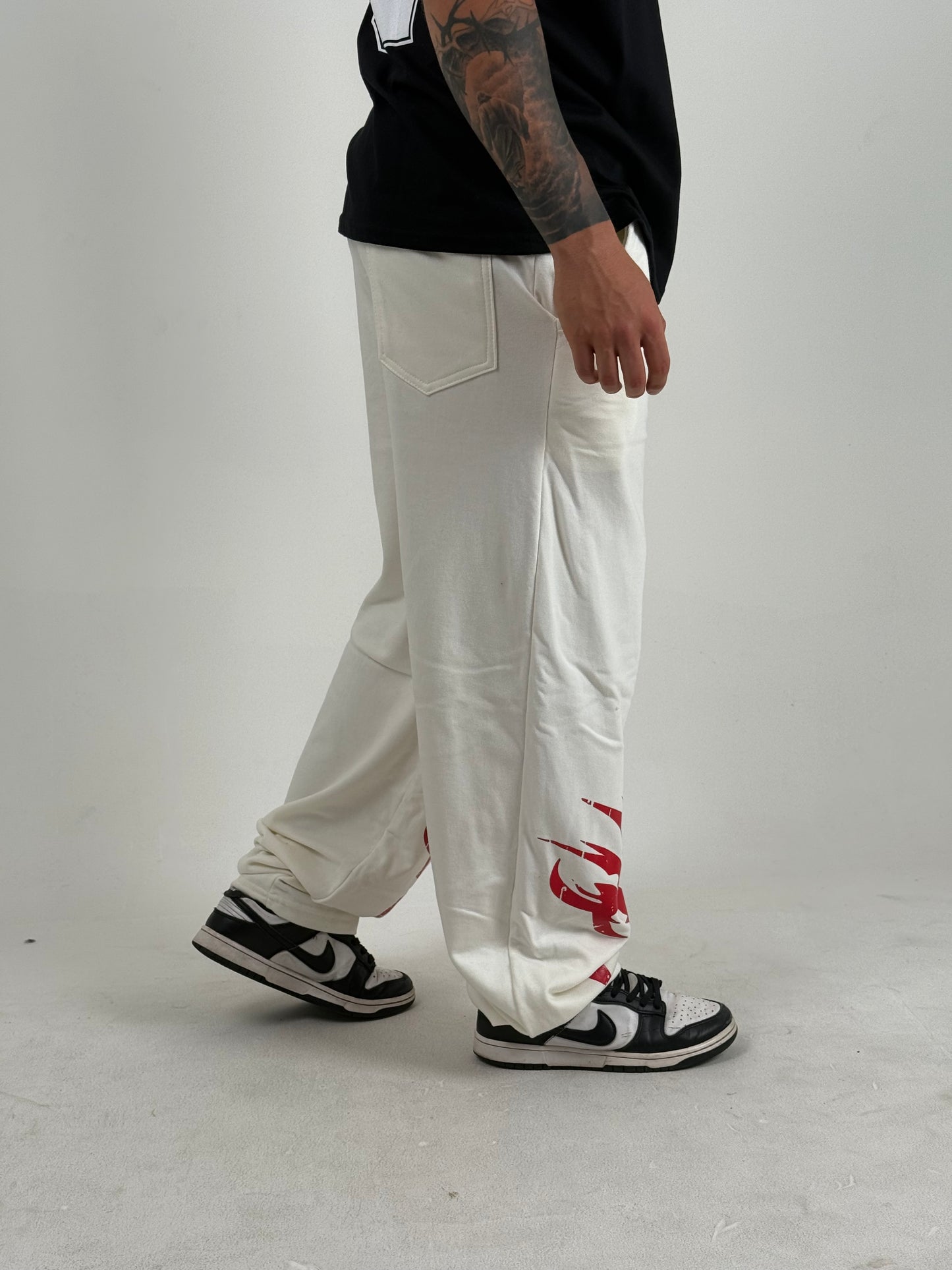 Pantalón Deportivo Urbano Gótico – Blanco/Rojo